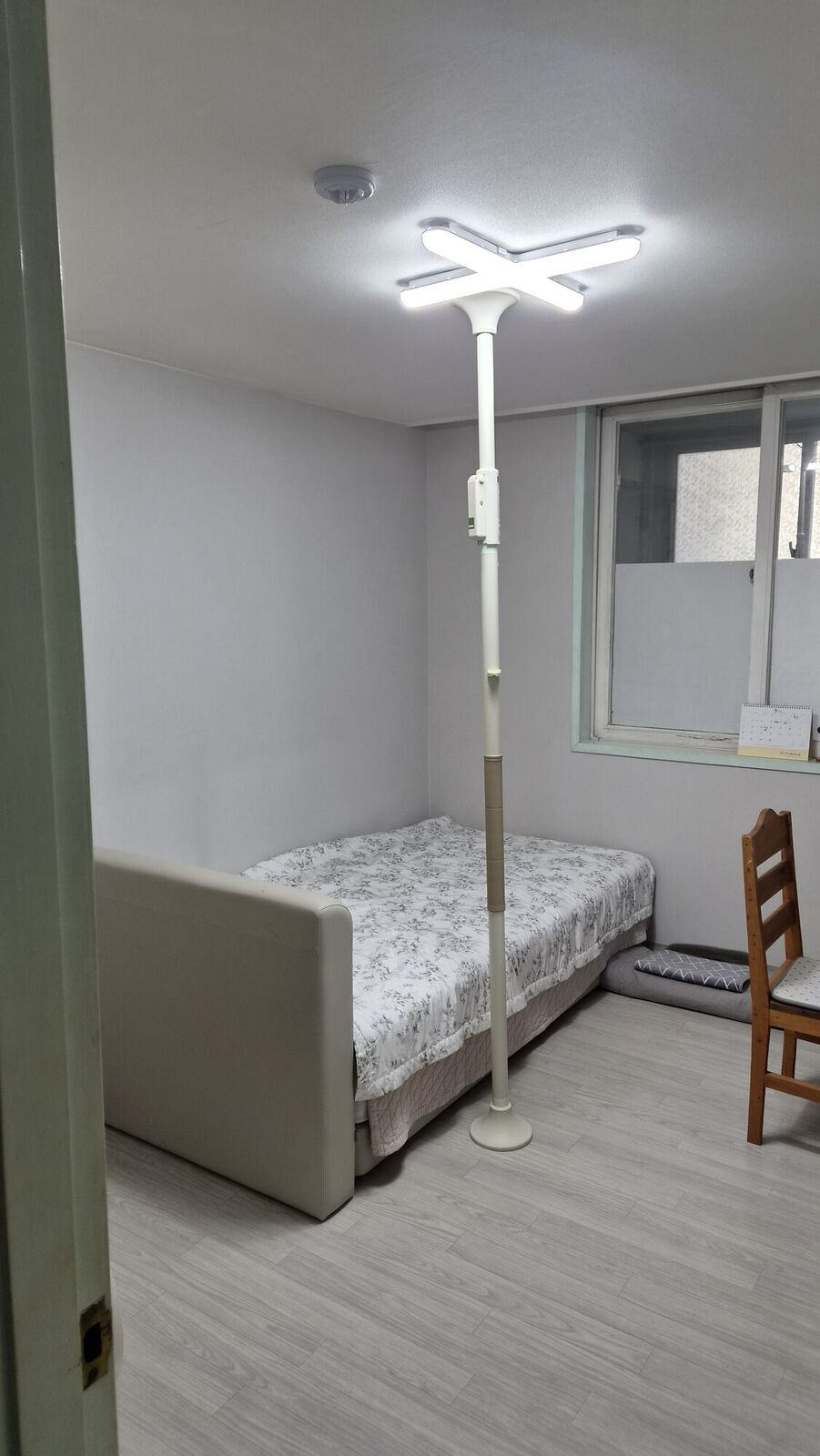 울산 재가복지와 함께 안내하는 복지용구 참고사진 - 침대 옆 바닥과 천장 사이에 고정한 기둥형 안전손잡이