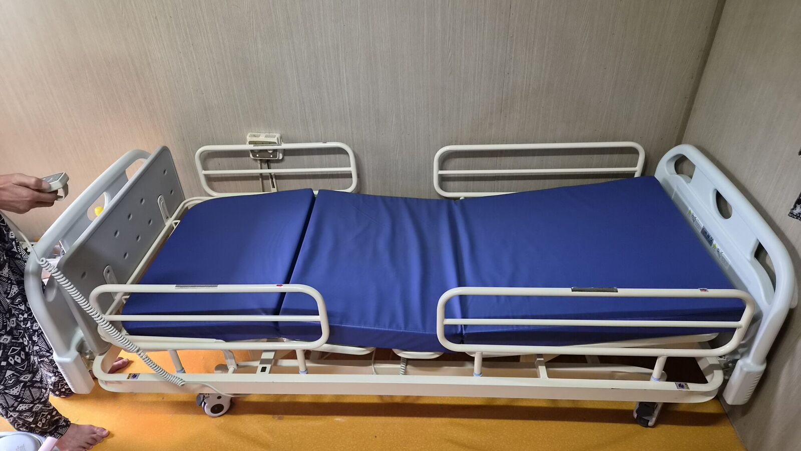 울산 재가복지와 함께 안내하는 복지용구 참고사진 - 파란 매트리스를 얹은 안전난간 전동침대