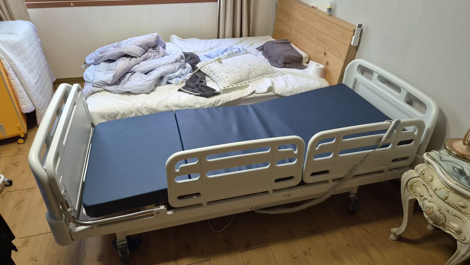 울산 재가복지와 함께 안내하는 복지용구 참고사진 - 침구 옆에 설치된 안전난간 전동침대