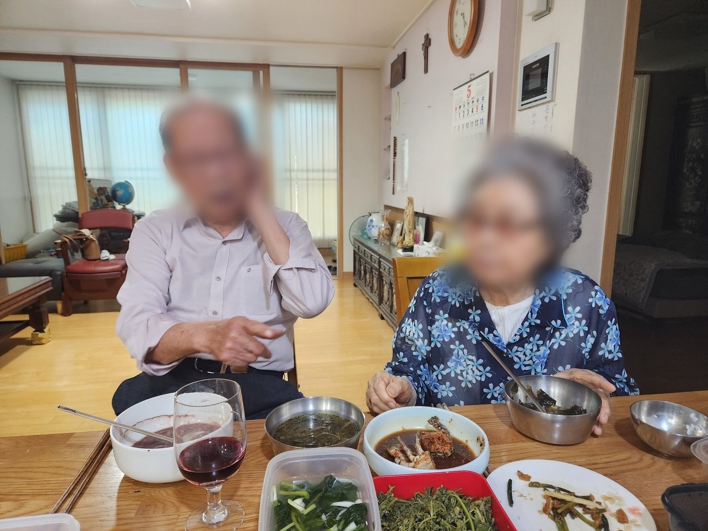 집에서 반찬과 함께 식사하는 어르신 부부